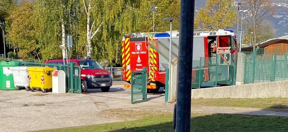 Fumo all’interno di due classi delle elementari: evacuata una scuola